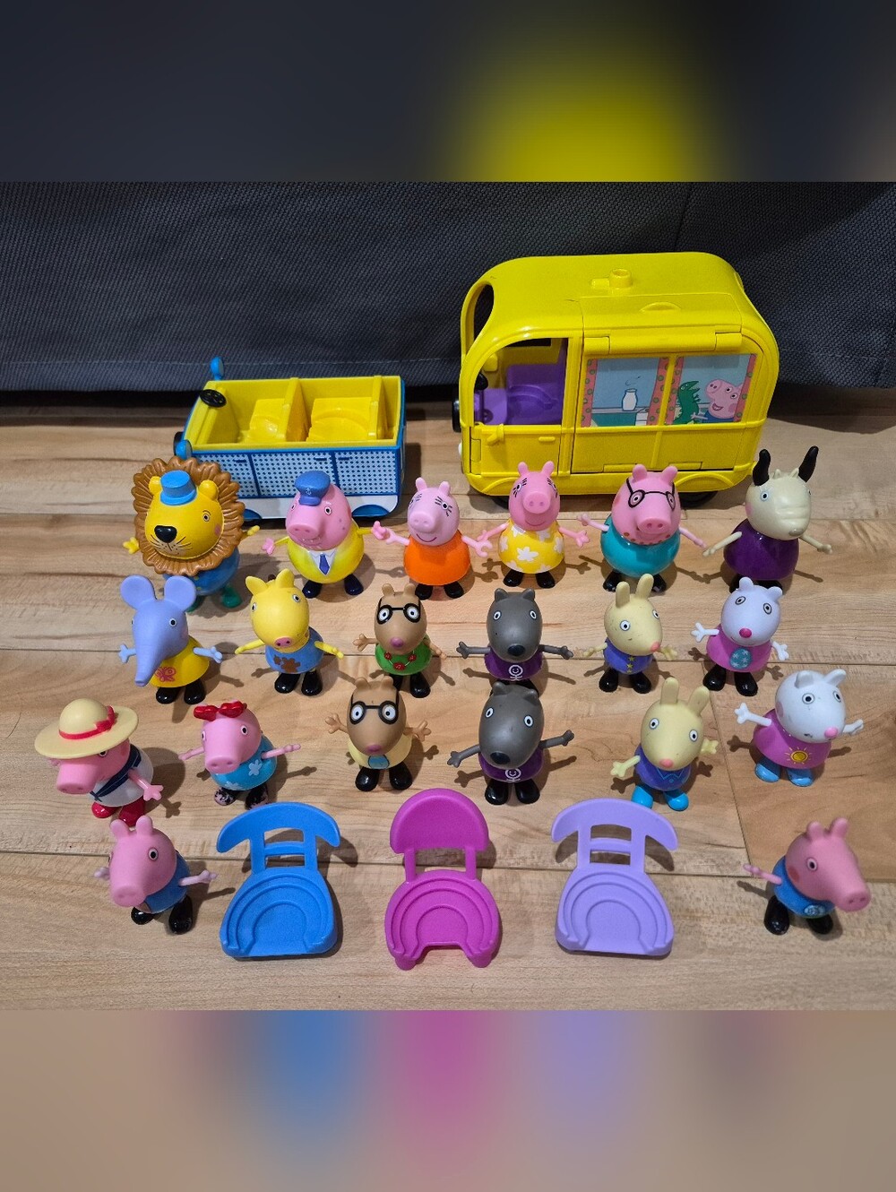 20 Peppa Pig characters and 2 vehicles
